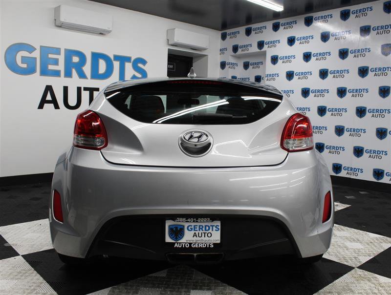Used 2016 Hyundai Veloster image 3
