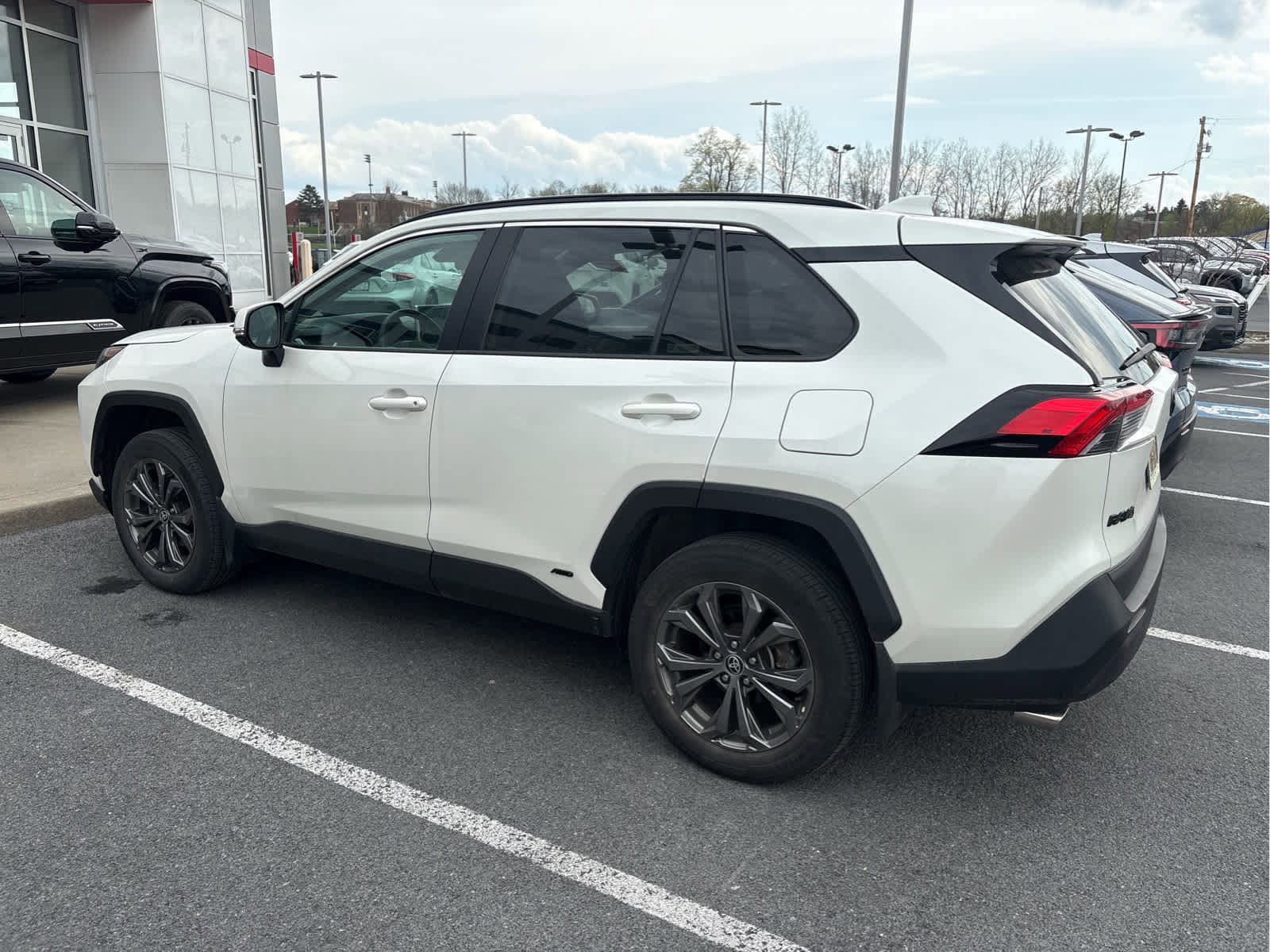Used 2022 Toyota RAV4 XLE Premium AWD/4WD image 3