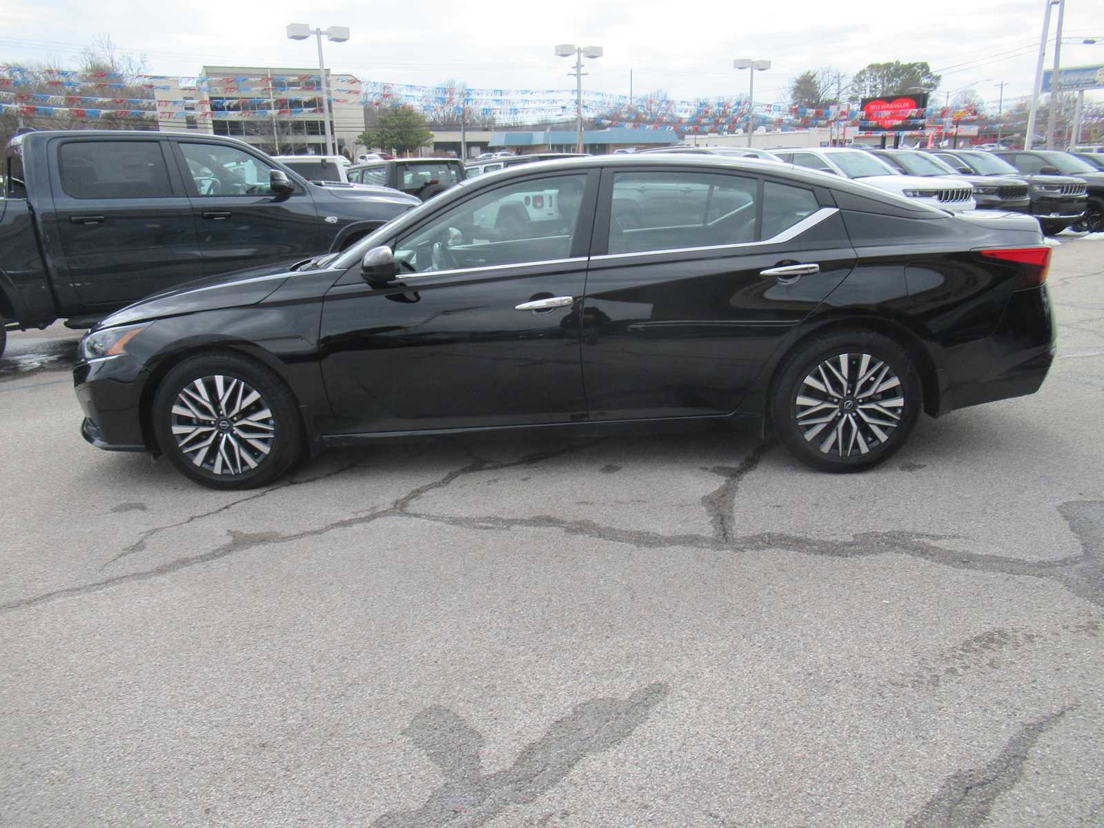 Used 2024 Nissan Altima 2.5 SV w/ SV Premium Package image 2