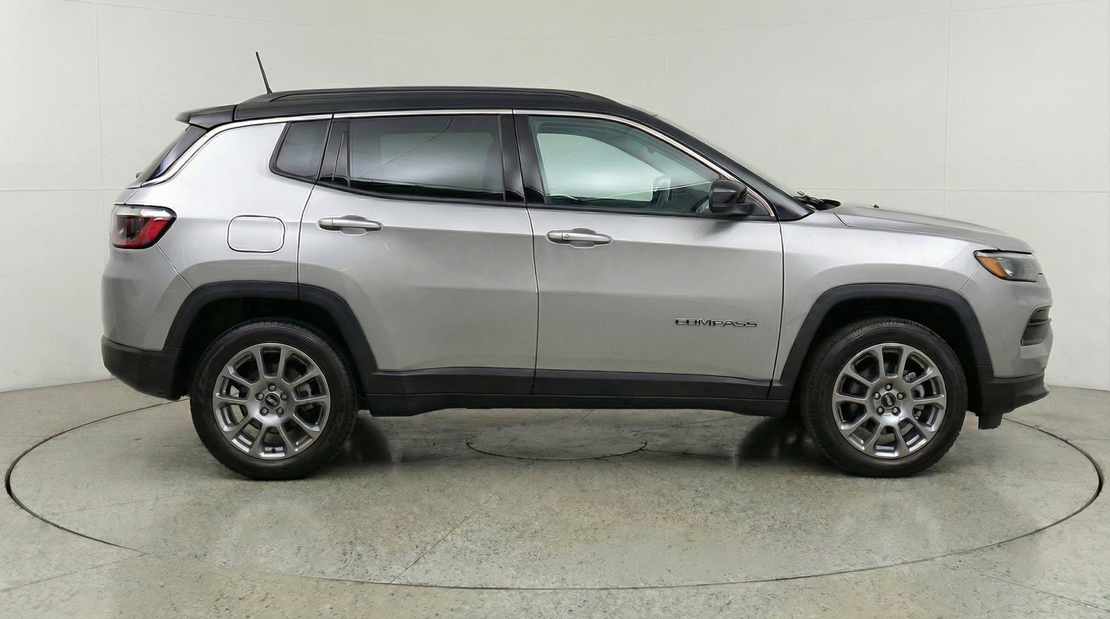 Used 2025 Jeep Compass Limited image 11
