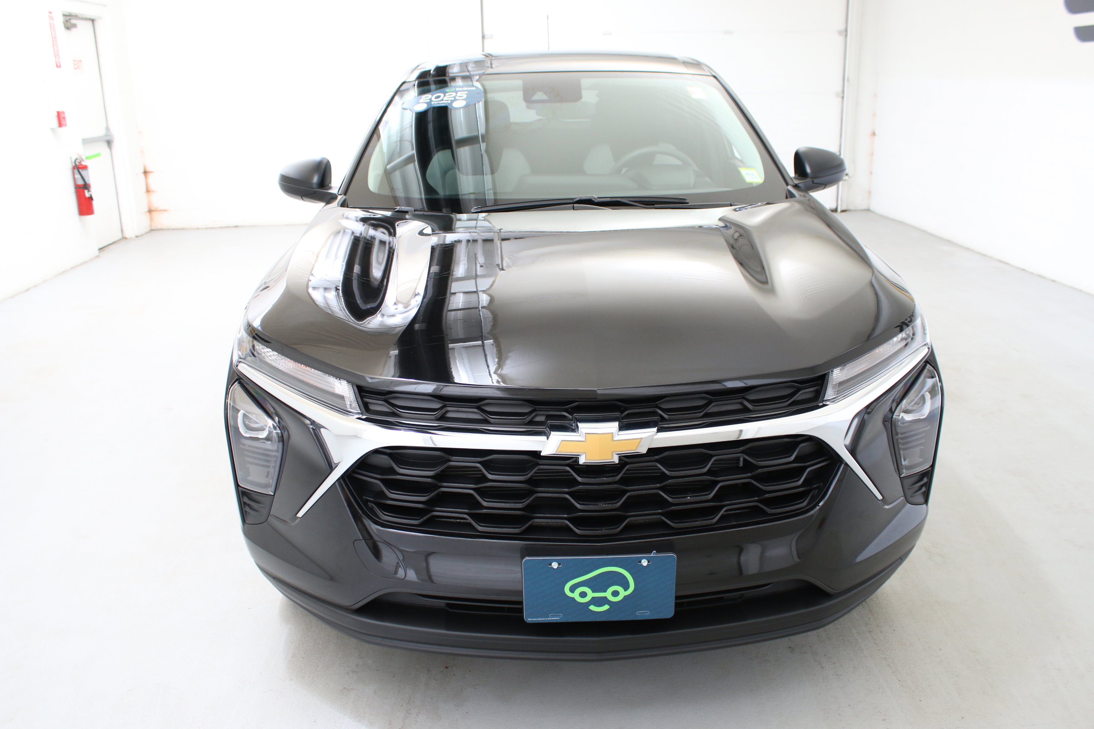 Certified 2025 Chevrolet Trax LS FWD image 2