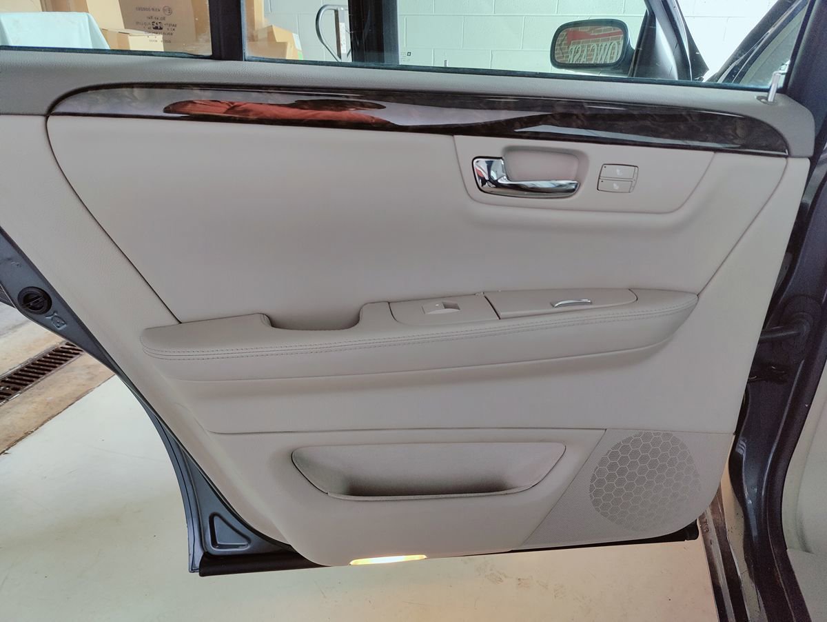 Used 2009 Cadillac DTS w/ Trunk Convenience Package FWD image 41