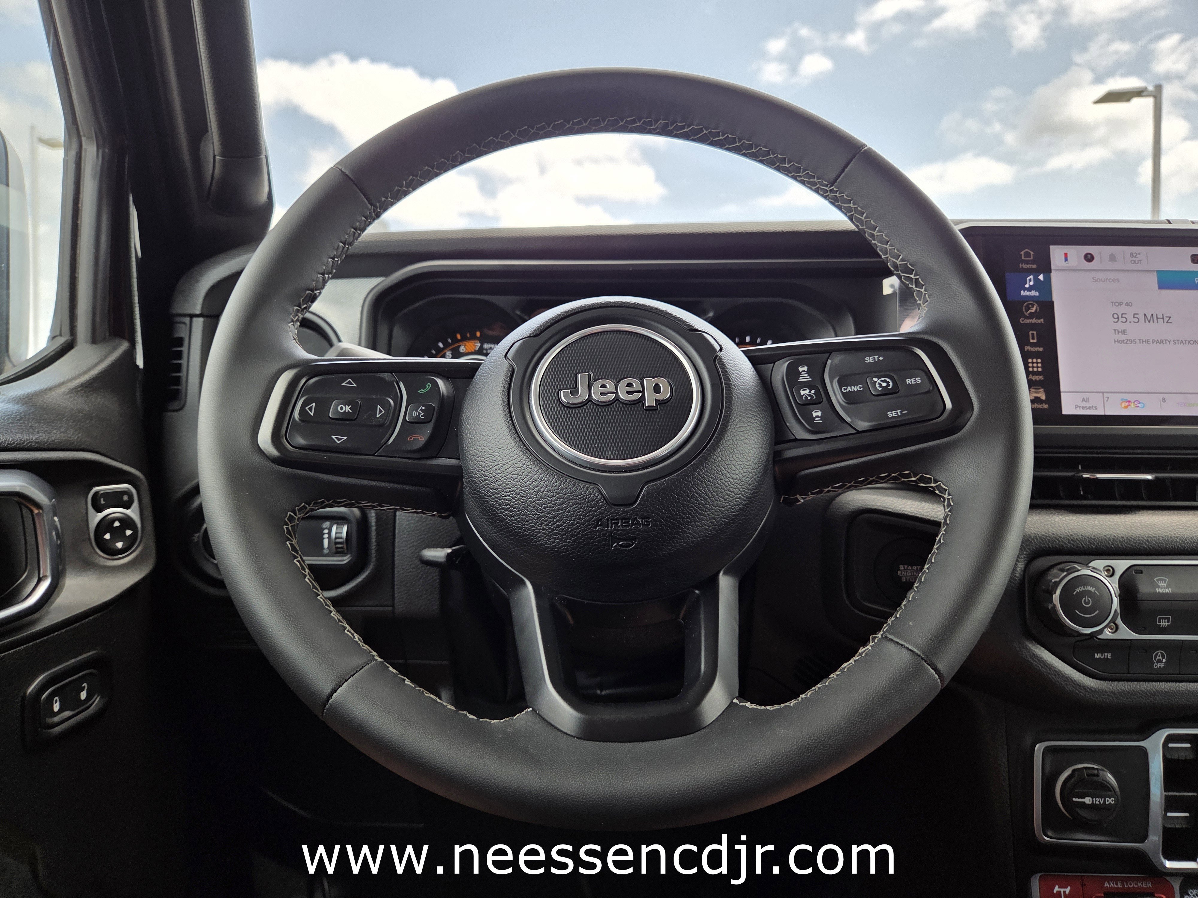 Used 2025 Jeep Wrangler Willys image 11