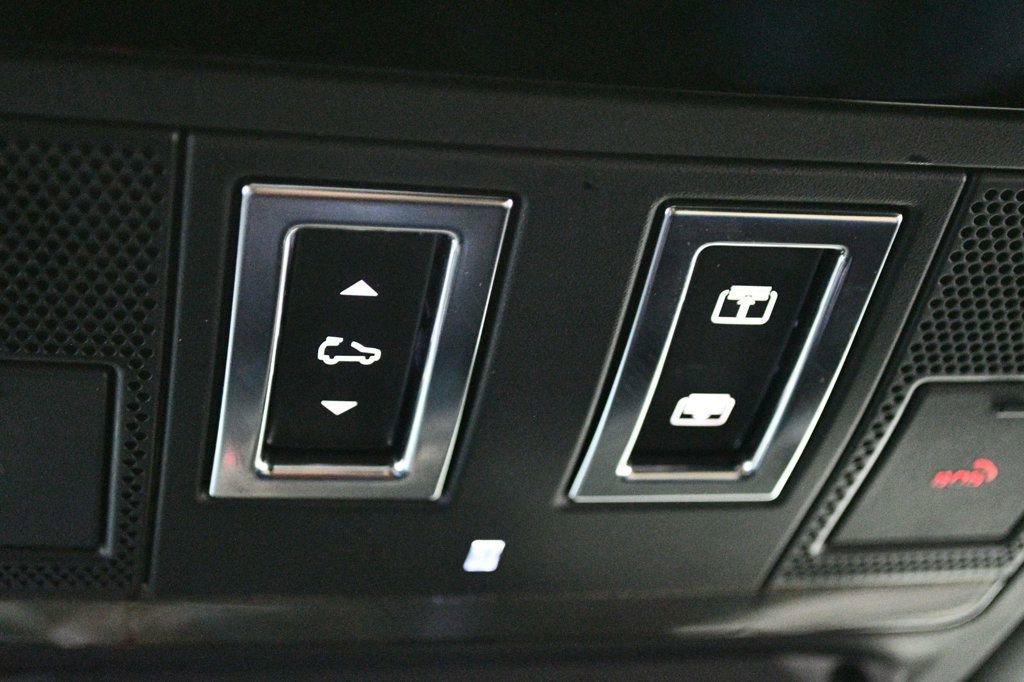 Used 2023 Land Rover Defender 110 X-Dynamic SE image 59