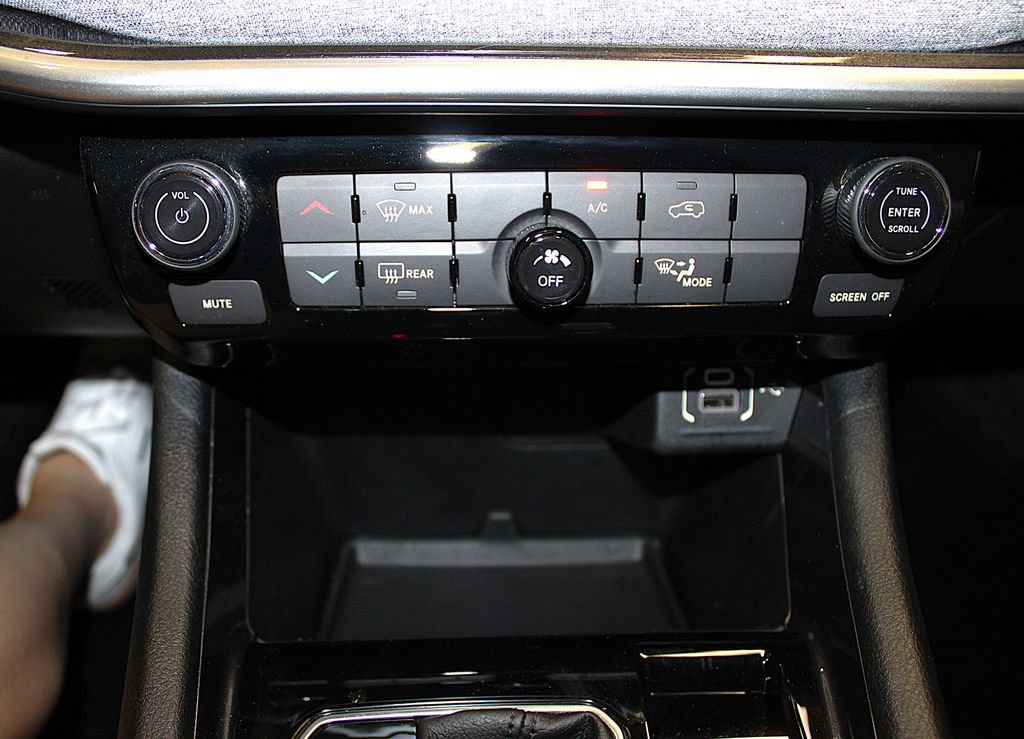 Certified 2022 Jeep Compass Latitude w/ Sun and Sound Group AWD/4WD image 22