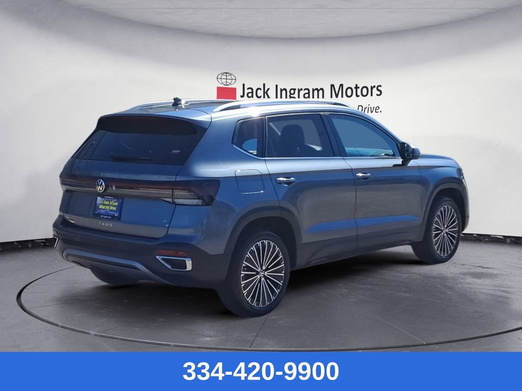 Used 2025 Volkswagen Taos SE w/ Panoramic Sunroof Package image 5