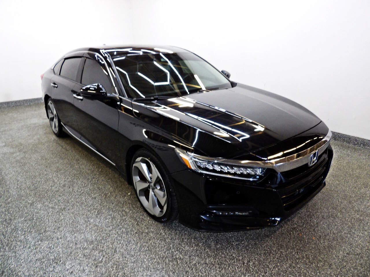 Used 2018 Honda Accord Touring image 3