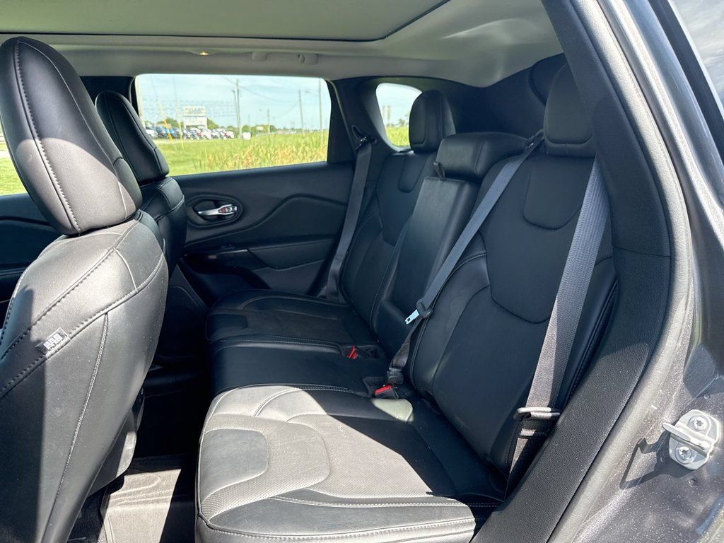 Used 2022 Jeep Cherokee Latitude Lux w/ Sun & Sound Group AWD/4WD image 20