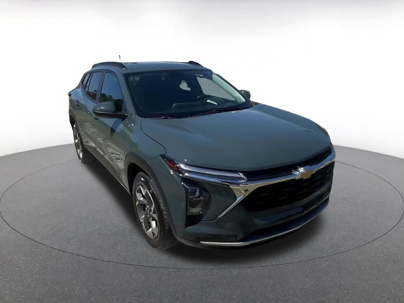 Used 2025 Chevrolet Trax LT w/ LT Convenience Package image 3