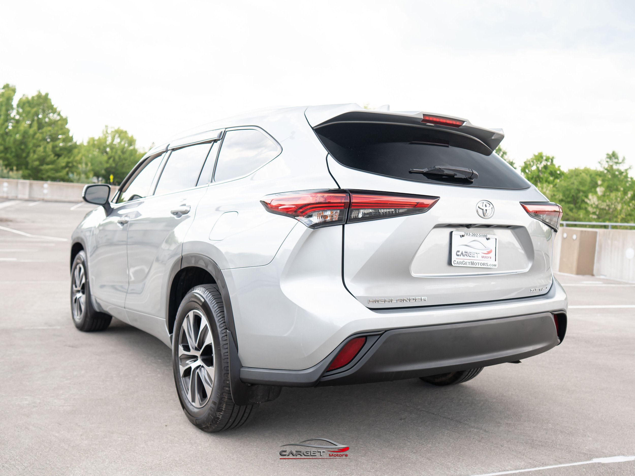 Used 2021 Toyota Highlander XLE AWD/4WD image 5