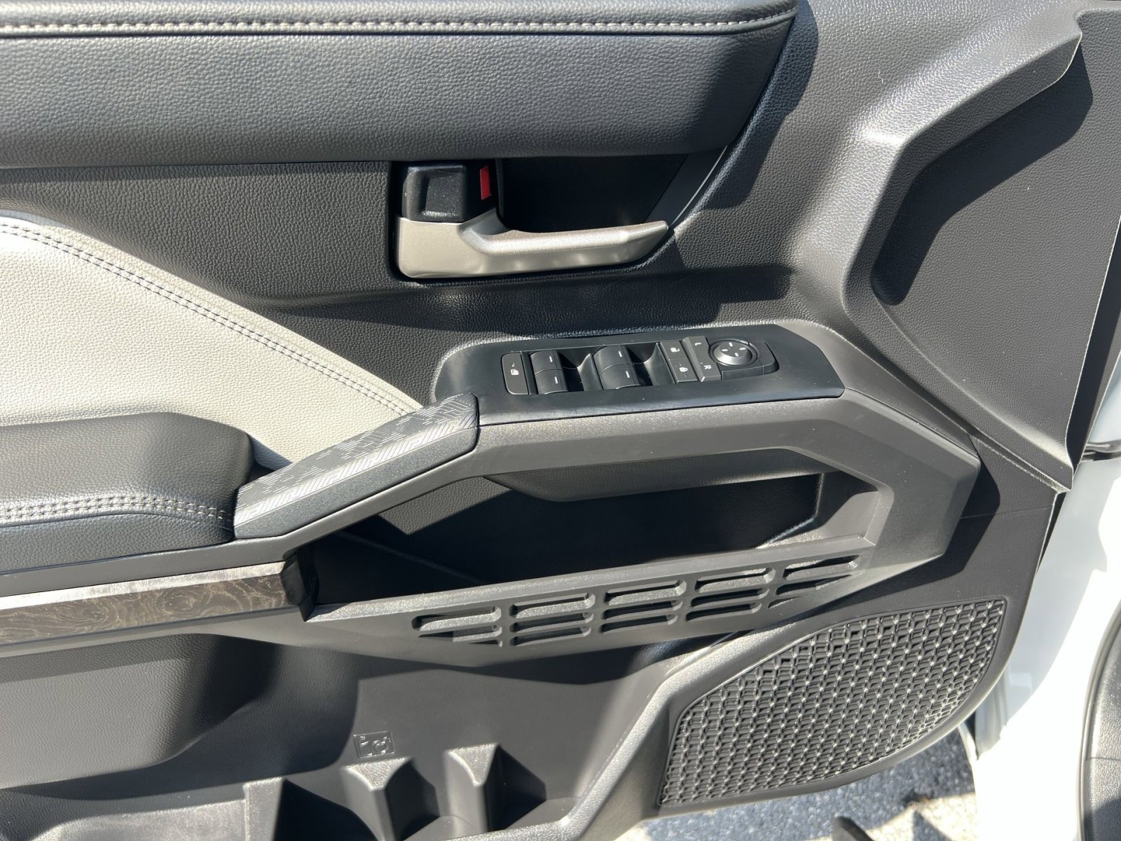 Used 2025 Toyota Tacoma Limited image 15