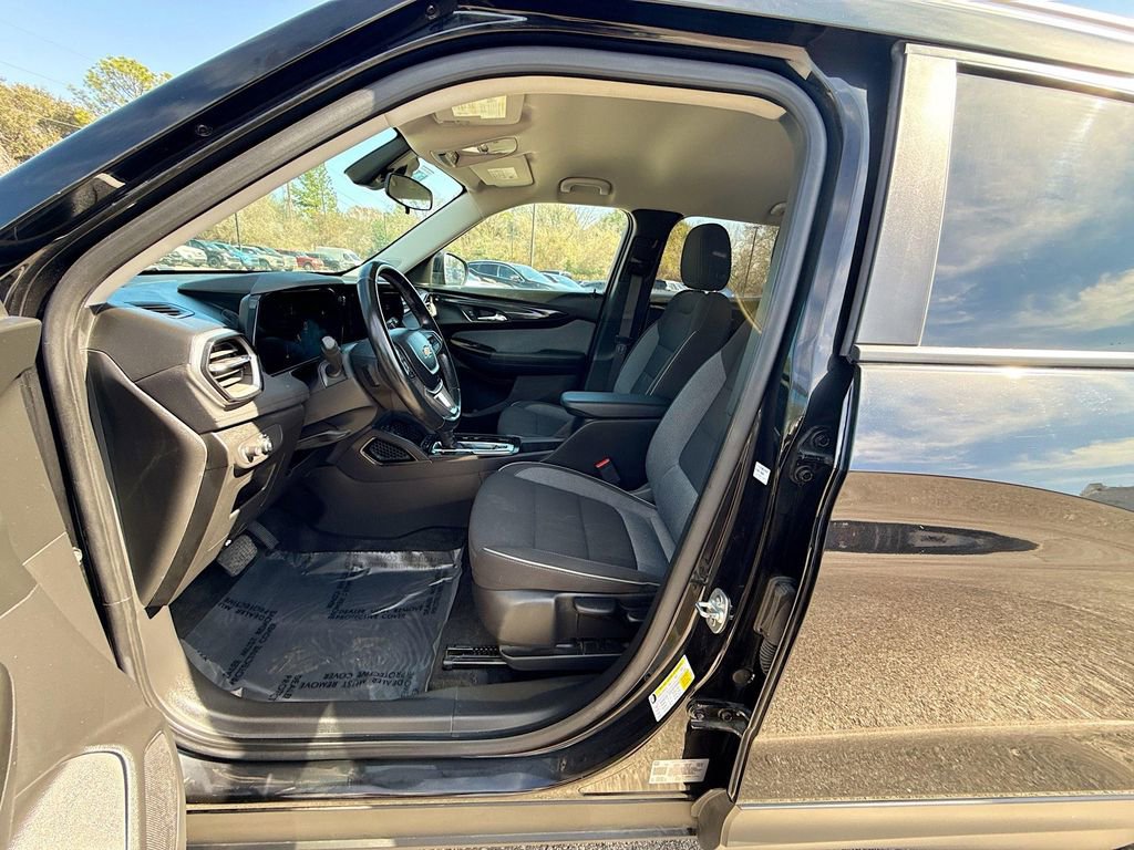 Used 2024 Chevrolet TrailBlazer LT w/ LT Cold Weather Package FWD image 19