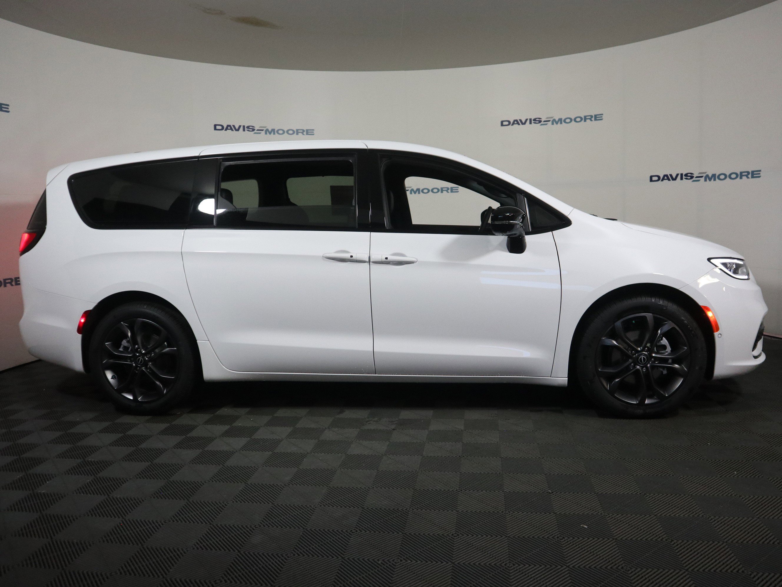 New 2026 Chrysler Pacifica Select image 4