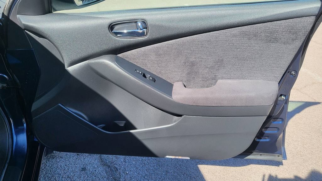 Used 2011 Nissan Altima 3.5 SR w/ Sport Pkg image 16