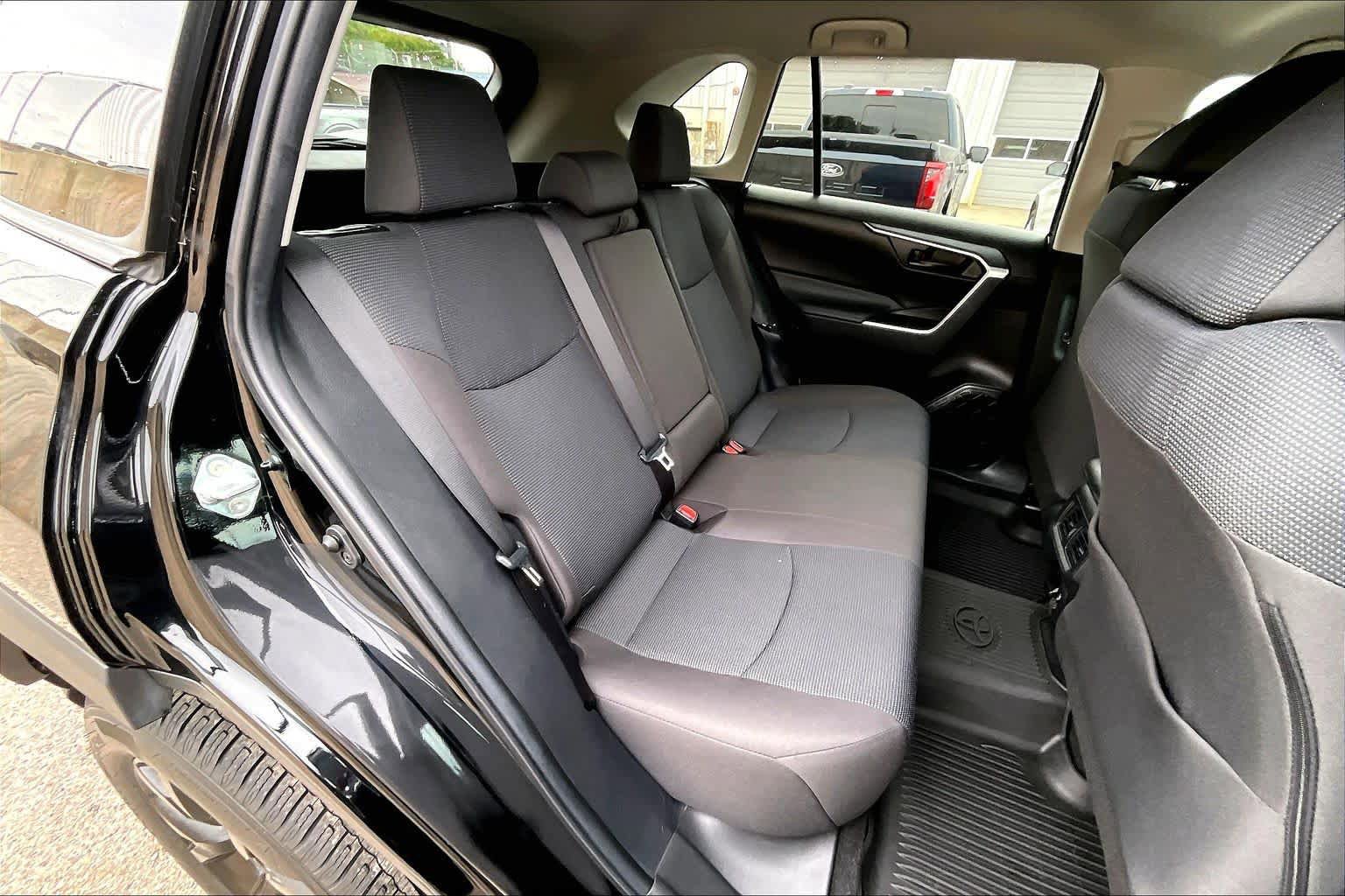 Used 2023 Toyota RAV4 LE AWD/4WD image 19