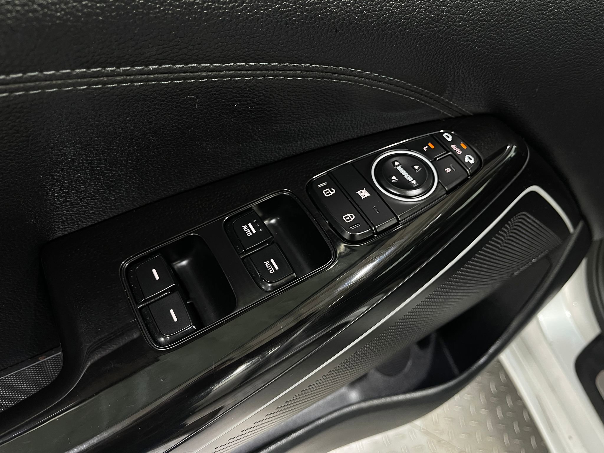 Used 2018 Kia Cadenza Technology image 17