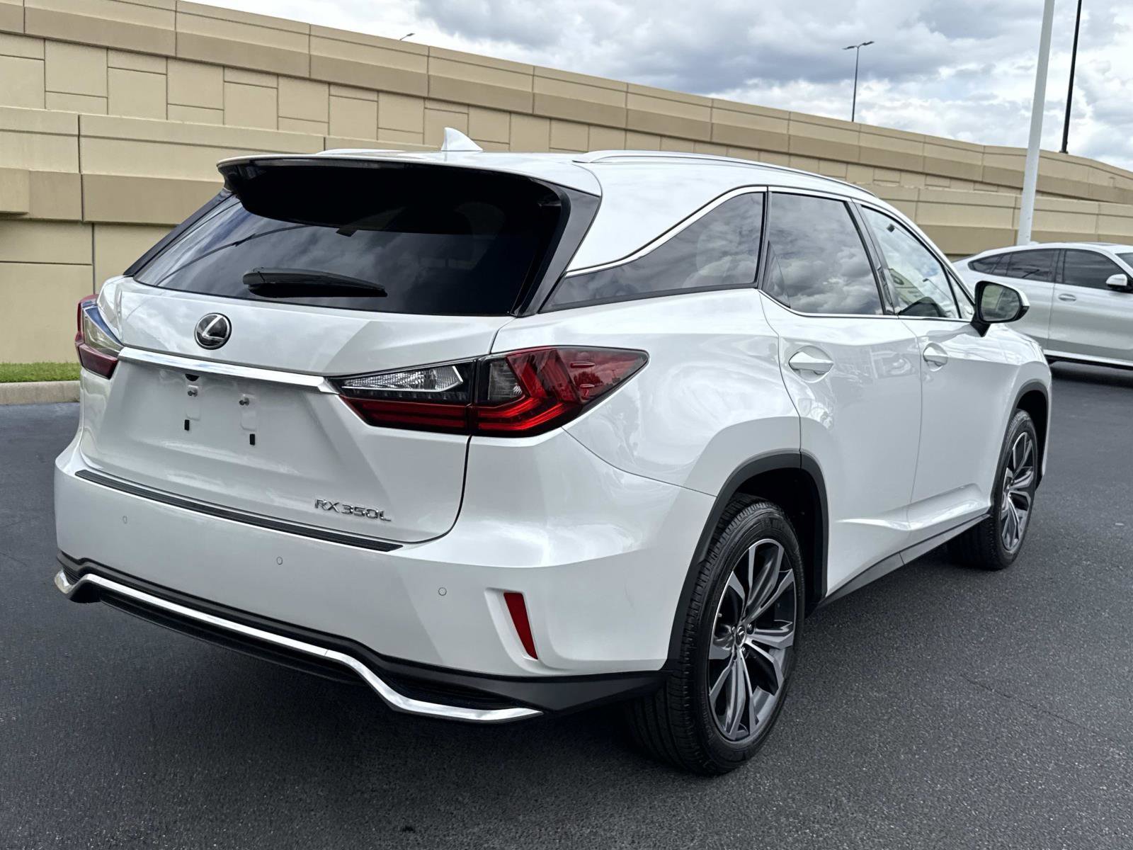 Used 2022 Lexus RX 350L Premium w/ Premium Package AWD/4WD image 3