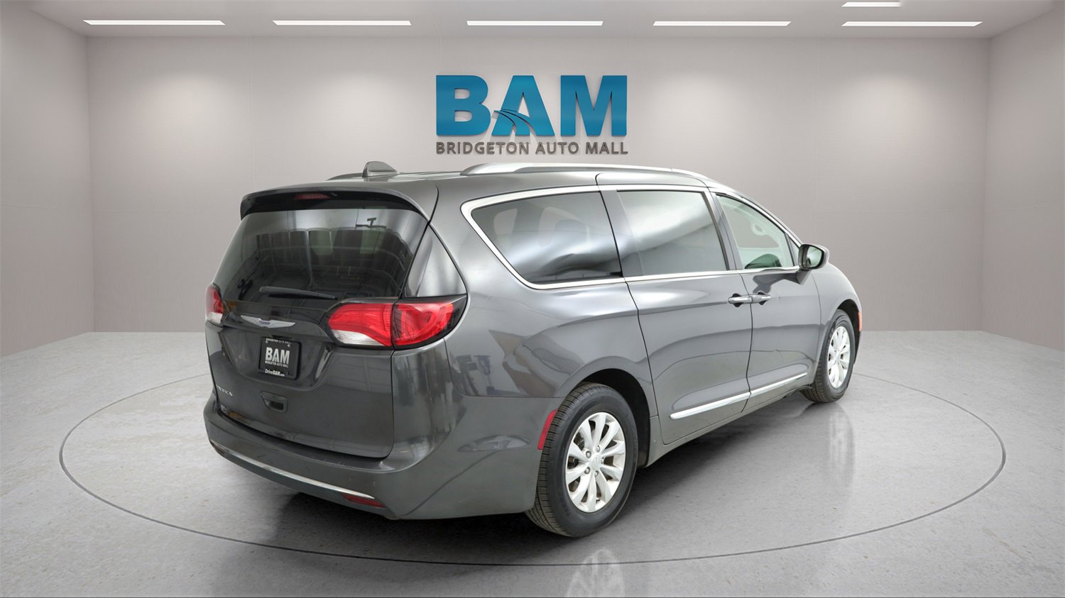 Used 2019 Chrysler Pacifica Touring-L image 2