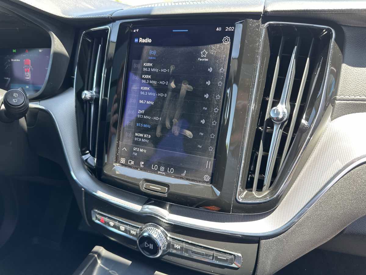 Used 2022 Volvo XC60 T8 R-Design w/ Advanced Package image 23