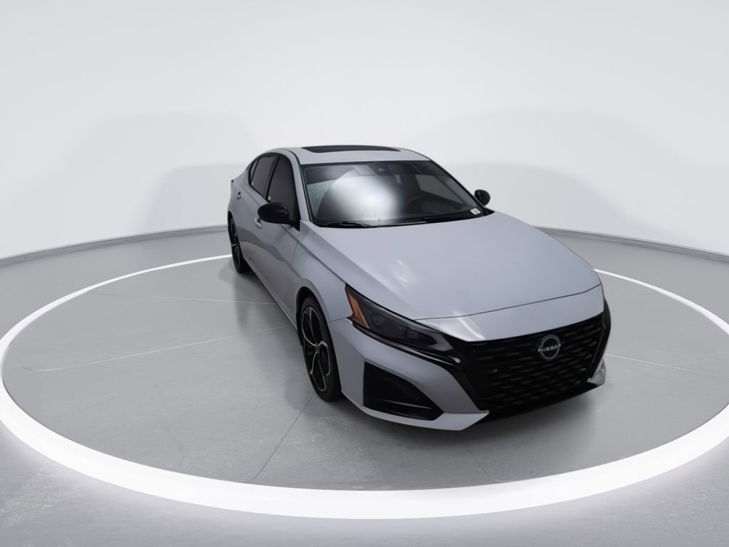 Used 2023 Nissan Altima 2.5 SR w/ SR Premium Package FWD image 3