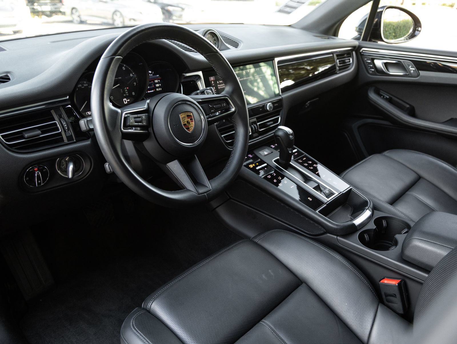 Certified 2023 Porsche Macan AWD/4WD image 4