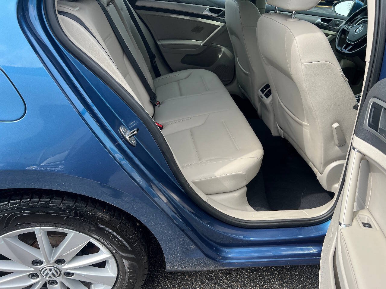 Used 2015 Volkswagen Golf S FWD image 25