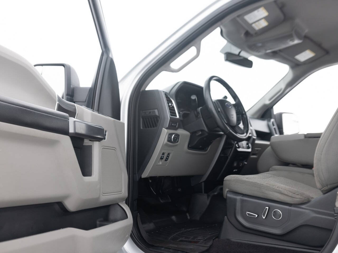 Used 2016 Ford F150 XLT w/ Equipment Group 302A Luxury AWD/4WD image 31