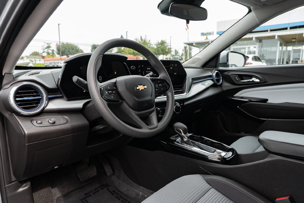 Used 2025 Chevrolet Trax LT FWD image 23