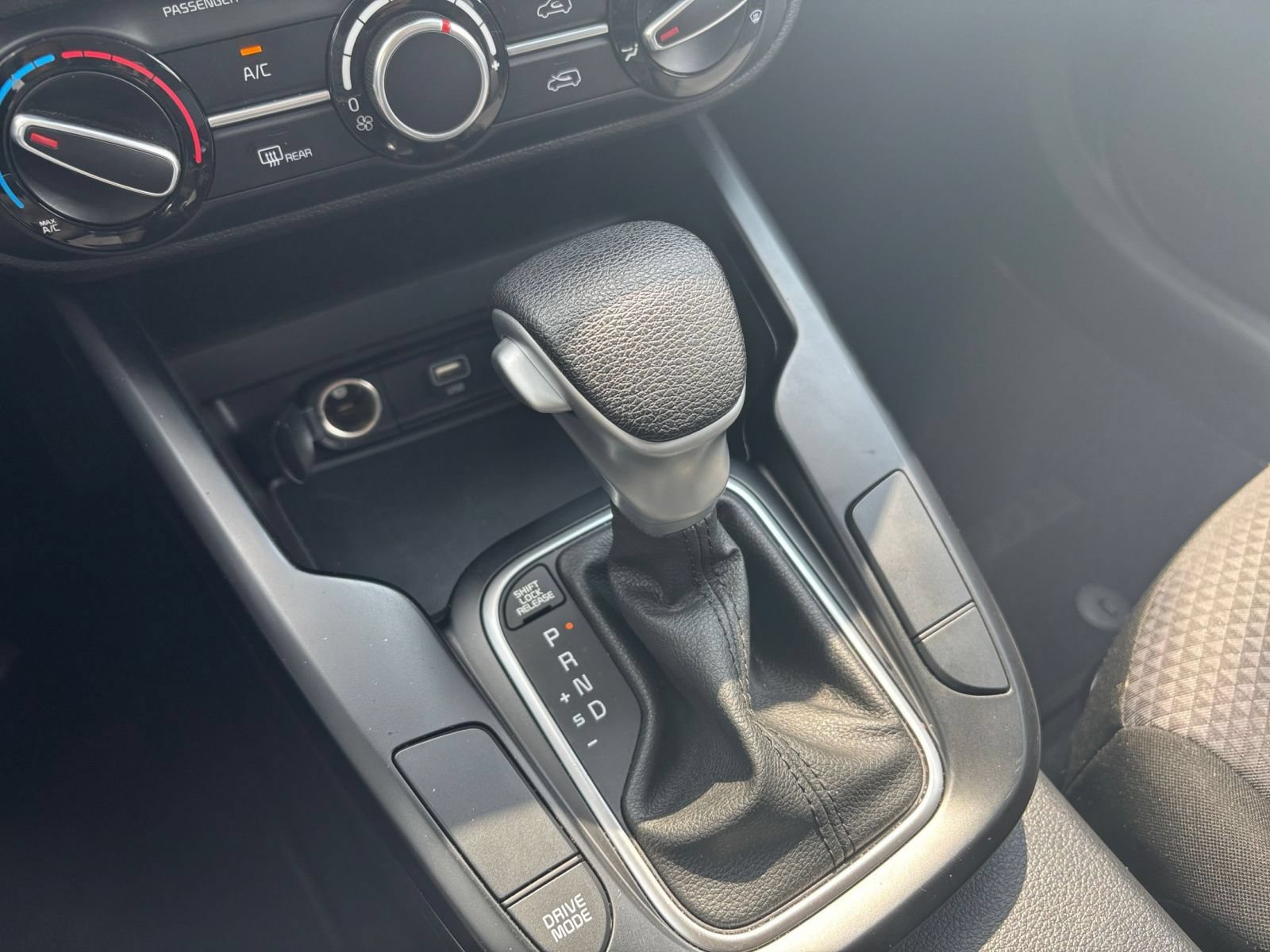 Used 2025 Kia Soul LX w/ LX Technology Package FWD image 36