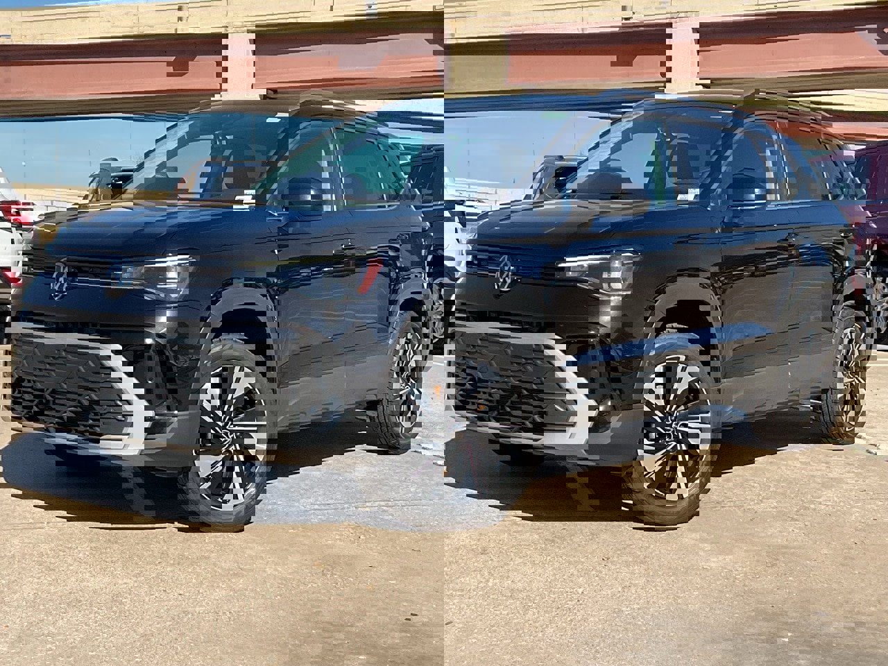 Used 2025 Volkswagen Taos SE image 2