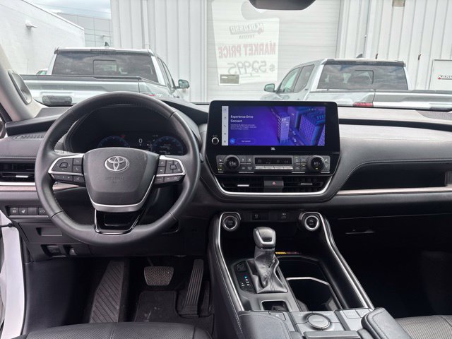 Used 2025 Toyota Grand Highlander AWD image 17