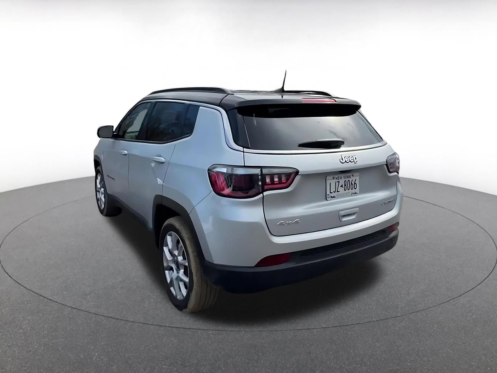 Used 2025 Jeep Compass Limited image 11