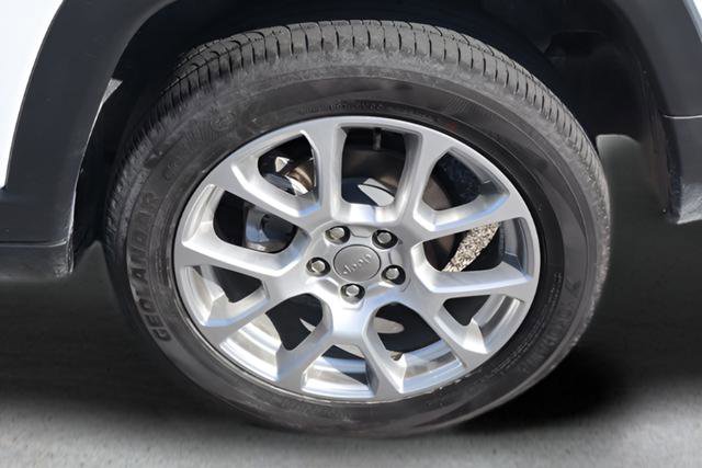 Used 2023 Jeep Compass Latitude image 10
