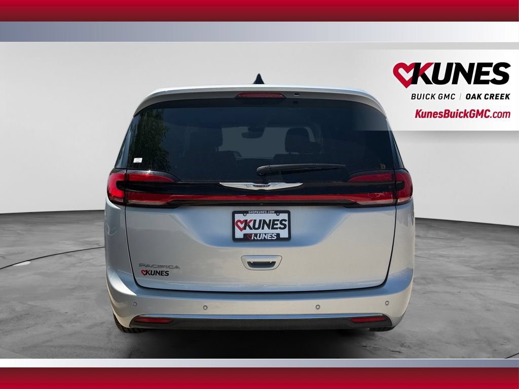 Used 2024 Chrysler Pacifica Touring-L FWD image 9