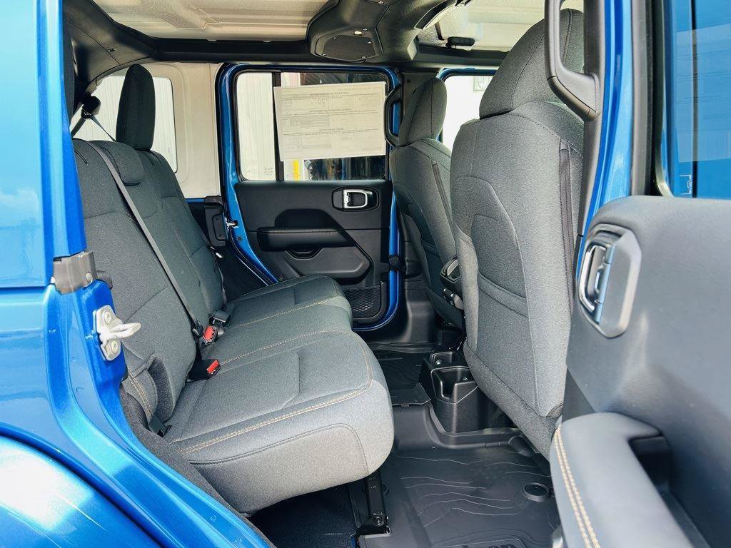 New 2025 Jeep Wrangler Unlimited Sahara w/ Technology Group AWD/4WD image 29