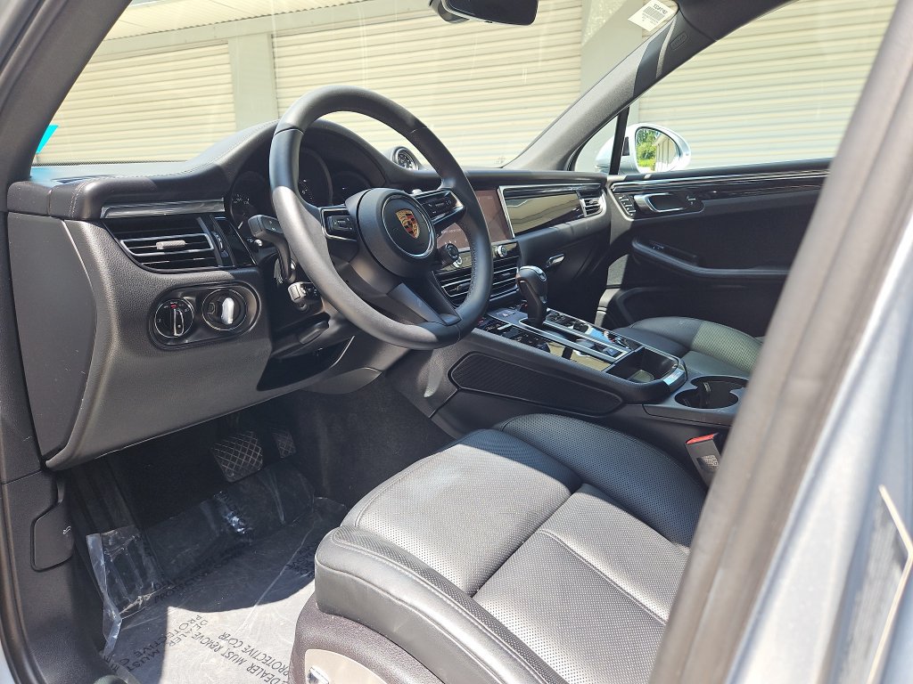 Certified 2026 Porsche Macan AWD/4WD image 4