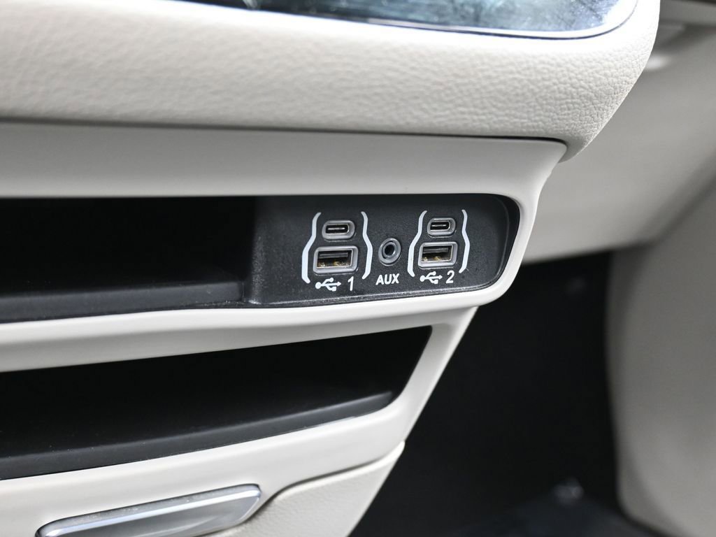 Used 2023 Chrysler Pacifica Touring-L image 26