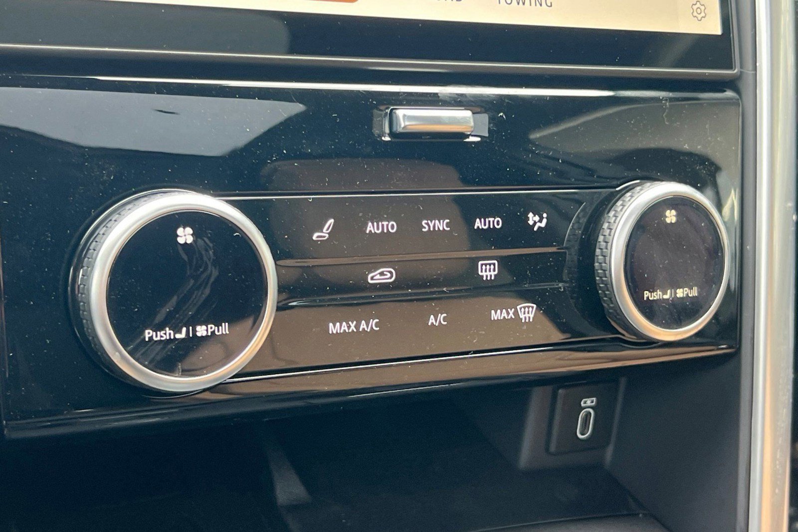 New 2026 Land Rover Discovery Limited Edition AWD/4WD image 14