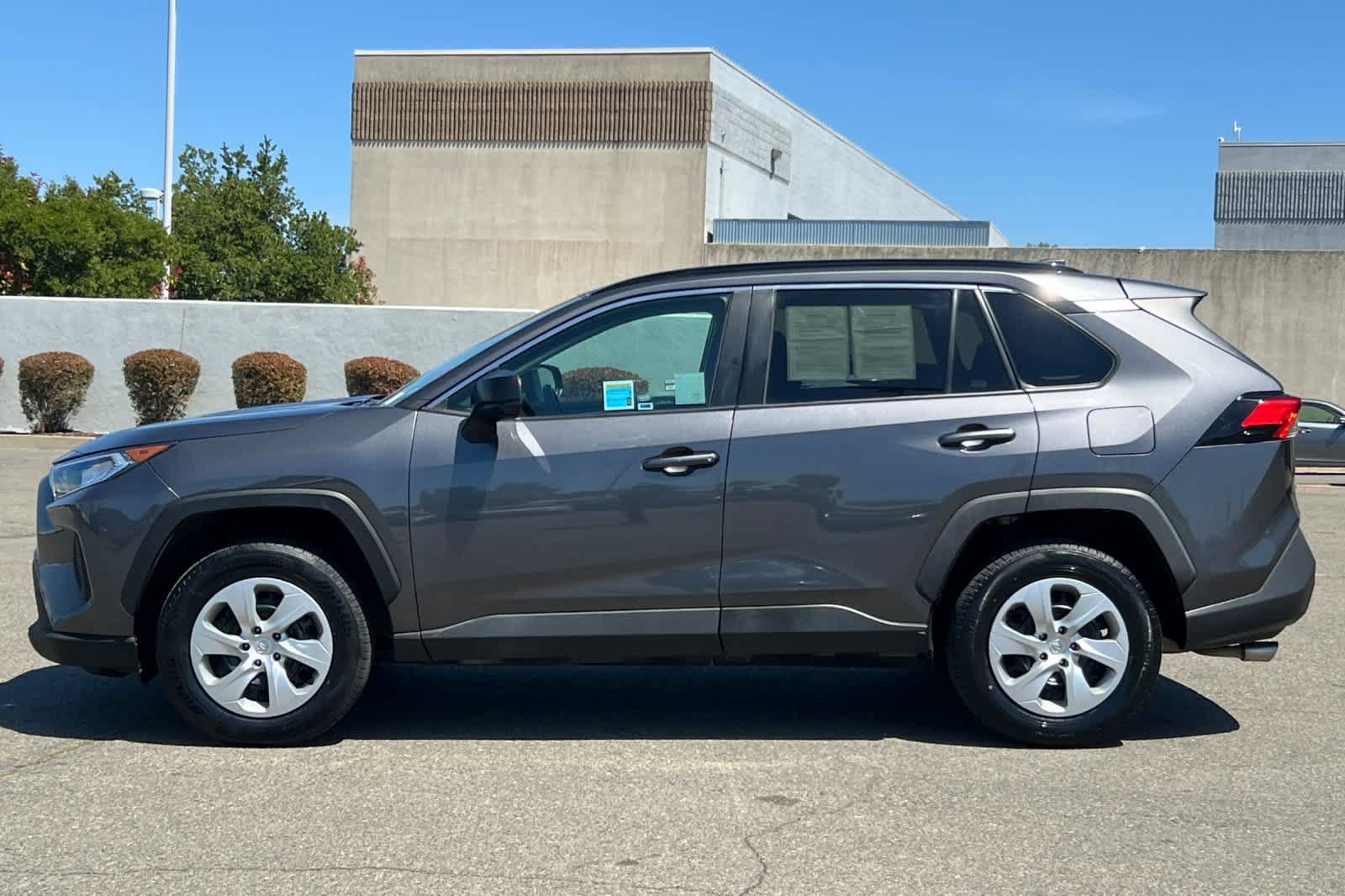 Used 2021 Toyota RAV4 LE AWD/4WD image 9