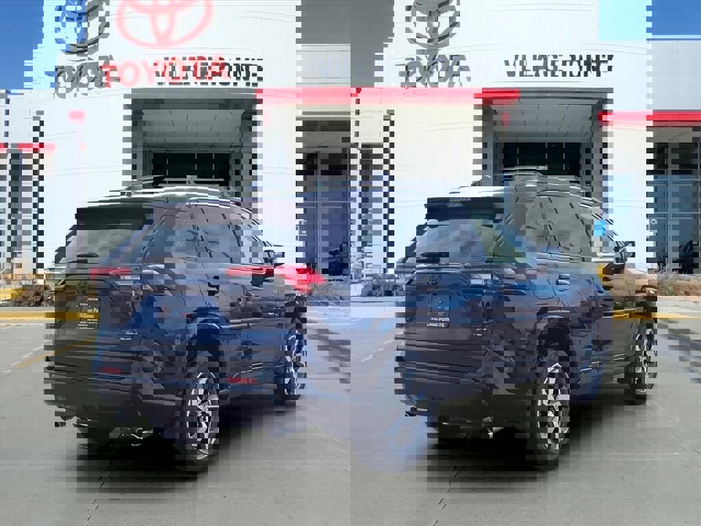 New 2025 Toyota RAV4 SE image 7