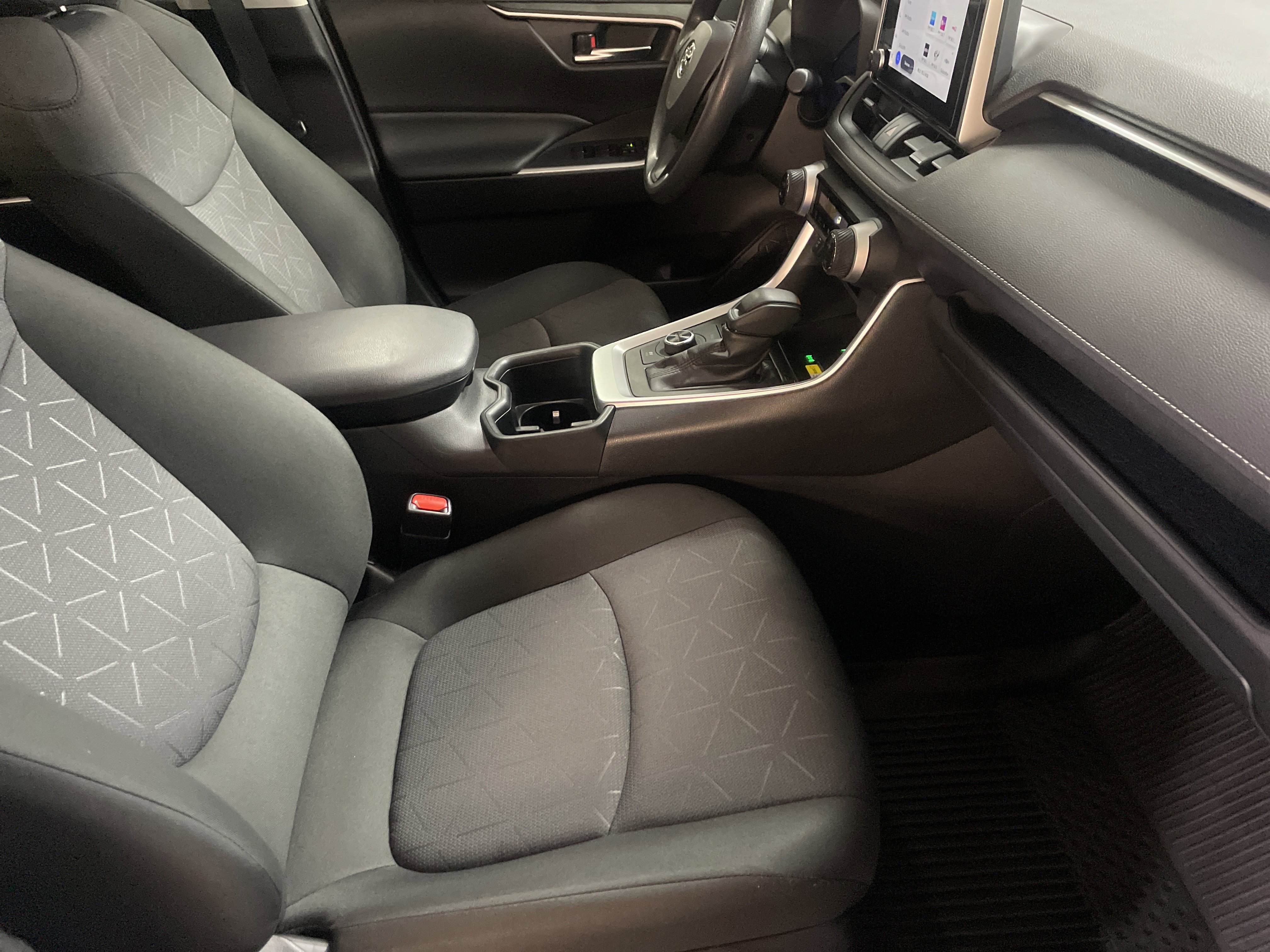 Used 2025 Toyota RAV4 XLE image 34