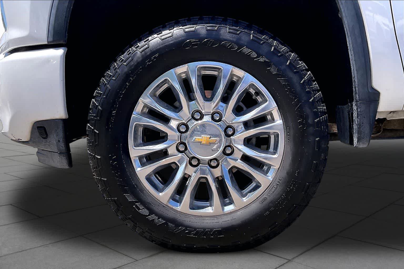 Used 2023 Chevrolet Silverado 2500 High Country w/ Z71 Off-Road Package AWD/4WD image 18