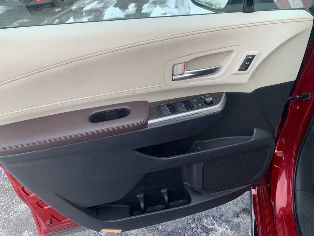 Used 2021 Toyota Sienna Platinum image 13