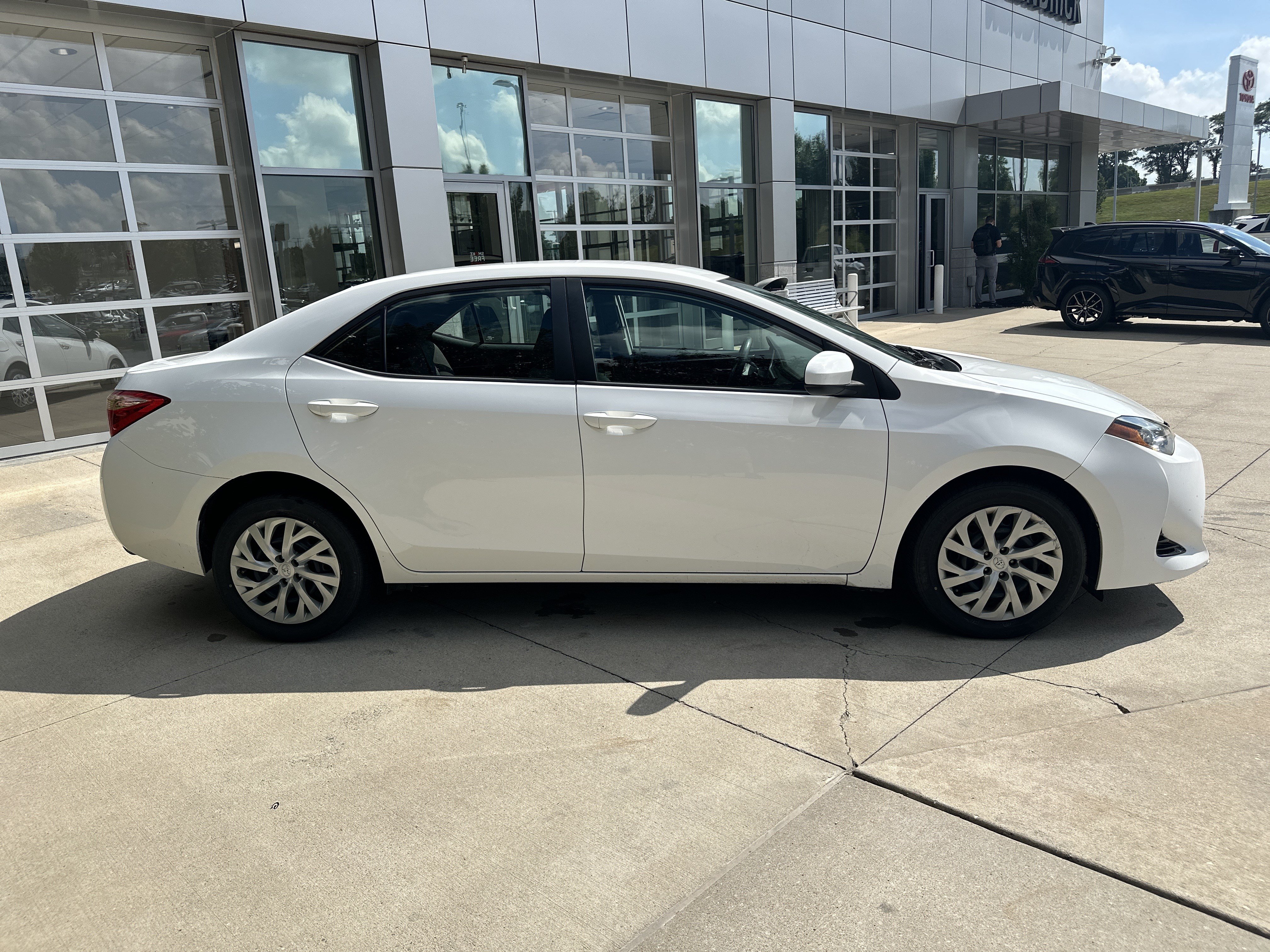 Used 2017 Toyota Corolla LE FWD image 10