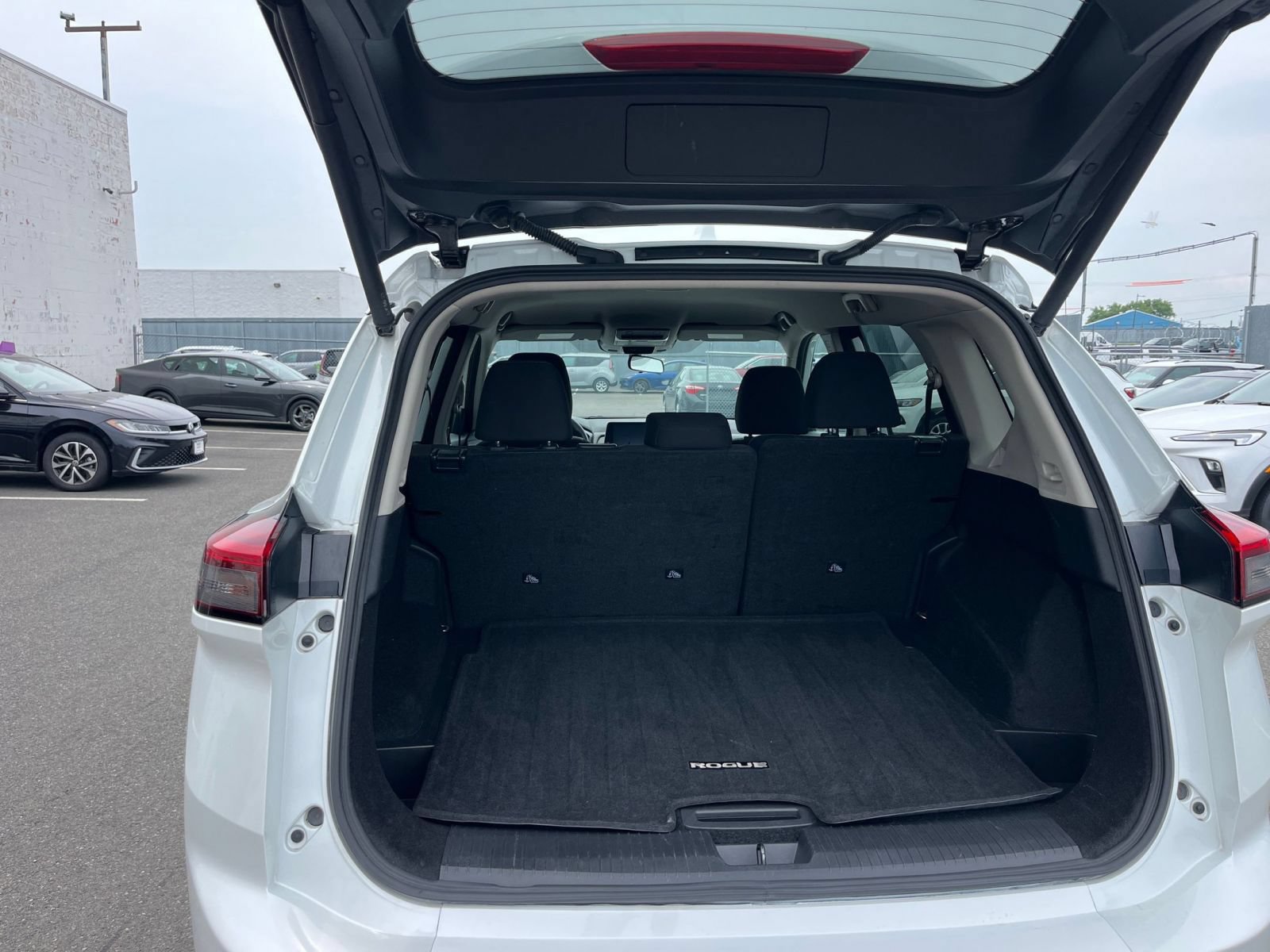 Used 2025 Nissan Rogue SV FWD image 33