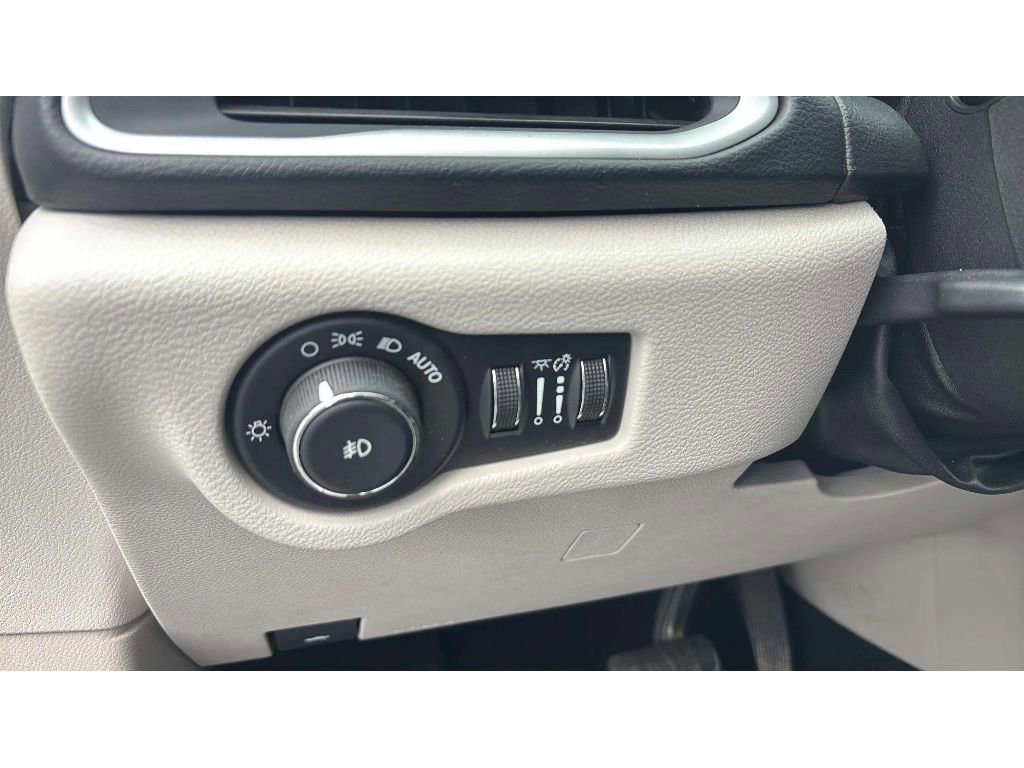 Used 2017 Chrysler Pacifica Touring-L FWD image 21