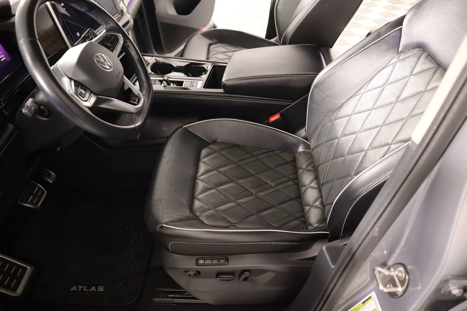 Used 2024 Volkswagen Atlas SEL Premium R-Line image 11