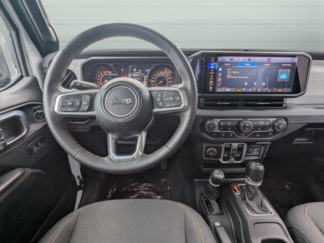 Used 2025 Jeep Wrangler Unlimited Sahara AWD/4WD image 15