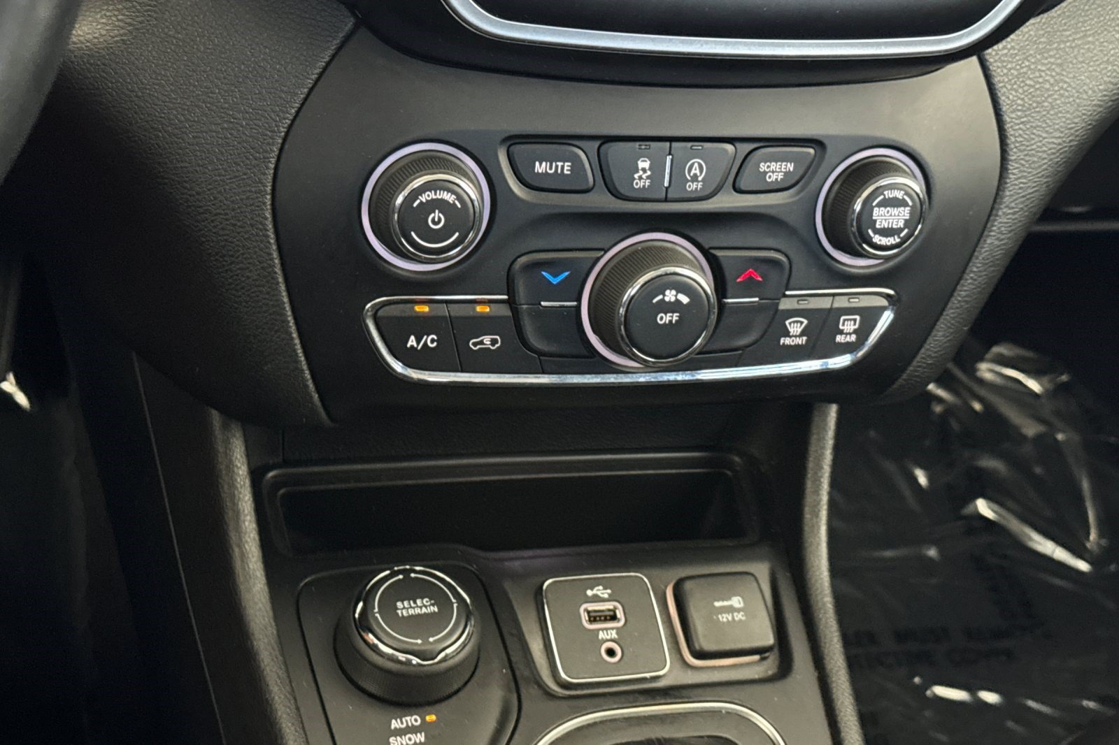 Used 2019 Jeep Cherokee Latitude Plus AWD/4WD image 19