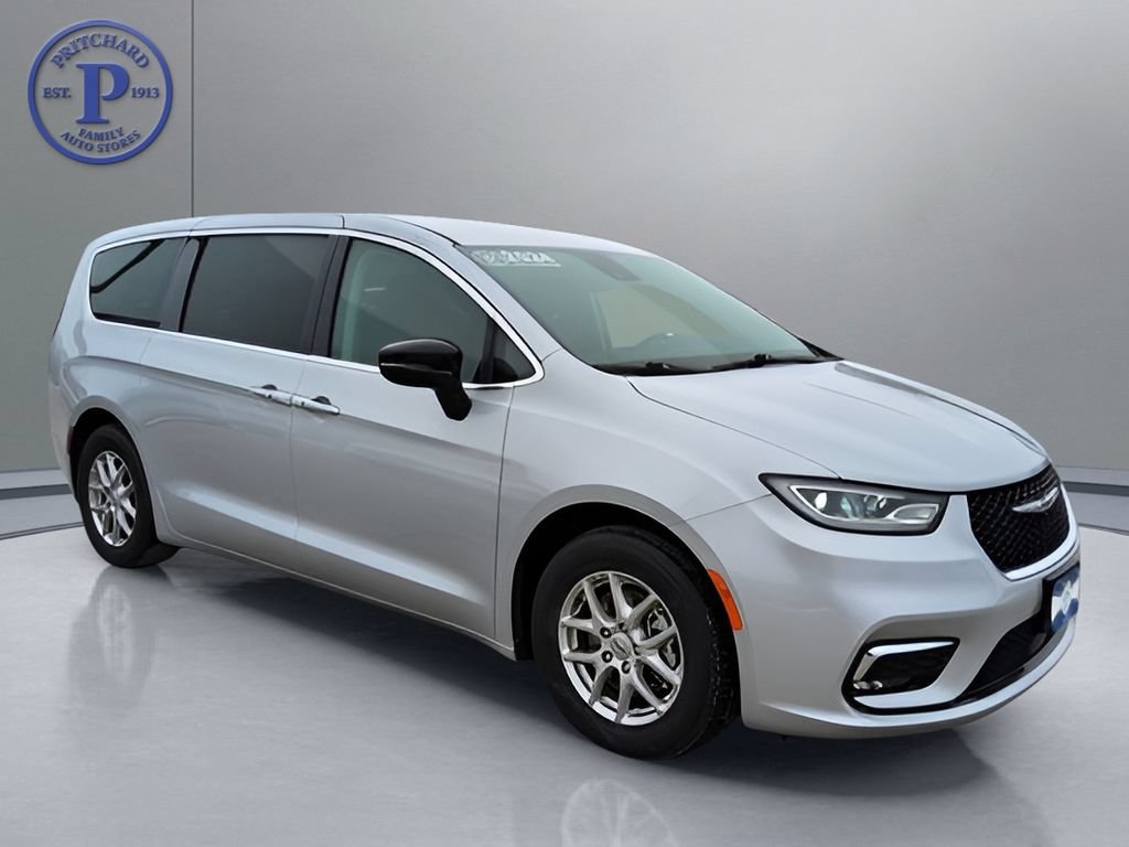 Used 2024 Chrysler Pacifica Touring-L FWD video 1